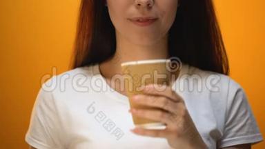女孩从塑料杯上取下盖子，提示正确饮用热咖啡，特写